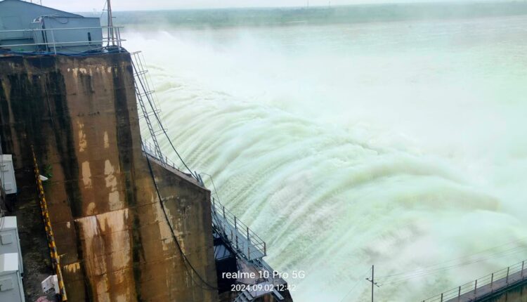 3 lakh cusecs of water into Godavari